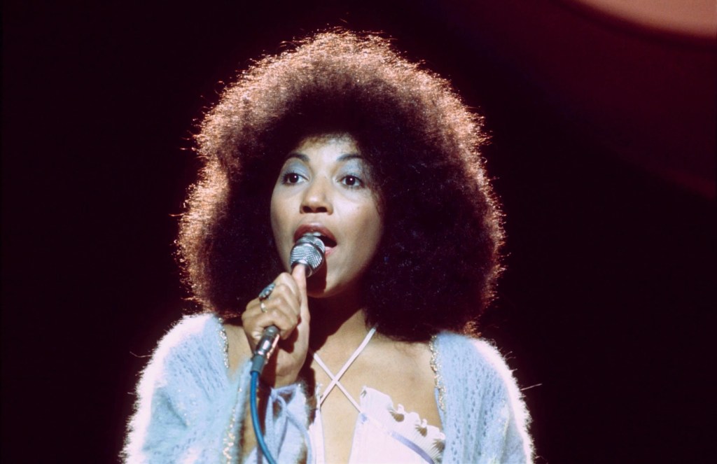 LINDA LEWIS + IT’S IN HIS&nbsp;KISS